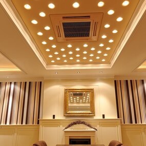 Elegantes Esszimmer mit moderner LED-Deckenbeleuchtung und stilvollem Holztisch.